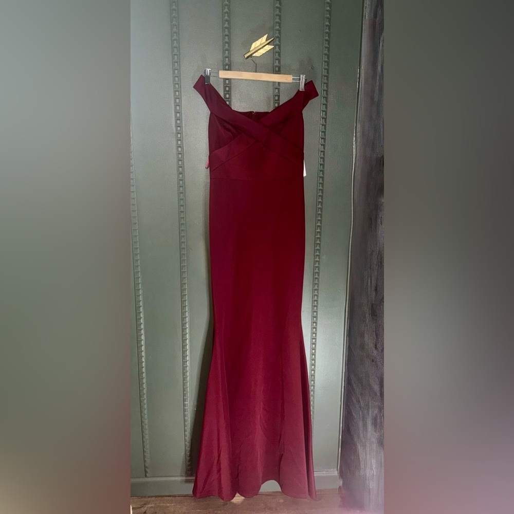 NWT Windsor l Red Off THe Shoulder Dress l Size M